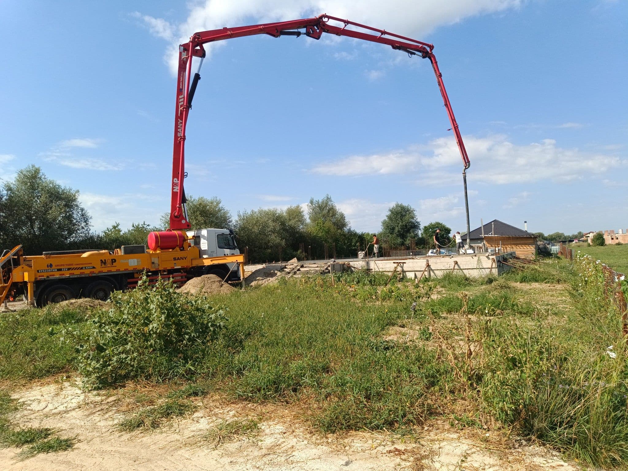 Șantier casă de locuit unifamilială lângă Baia Mare — betonare fundație, echipamente KDMA